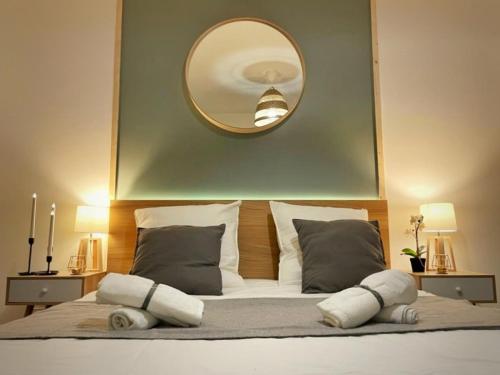 朗维克Le GREEN'SPA - DIJON - SPA-jardin-parking privé的卧室配有大镜子,位于床上方