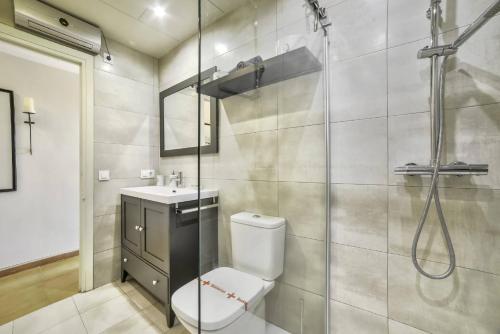 卡尔佩Apartment Brisa - PlusHolidays的带淋浴、卫生间和盥洗盆的浴室