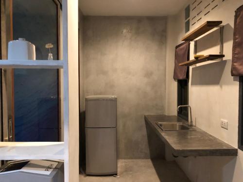 苏梅岛Beach Way Apartment的一间带水槽和冰箱的小厨房
