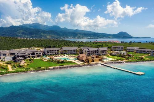 PortsmouthInterContinental Dominica Cabrits Resort & Spa, an IHG Hotel的海滩上的度假村的空中景致