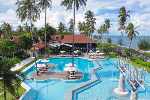 班帕那普兰Wyndham Hua Hin Pranburi Resort & Villas的享有棕榈树度假村游泳池的空中景致