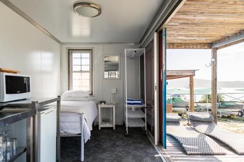 兰格班Kite Basecamp Langebaan的一间卧室配有一张床,享有海景