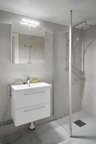 纳坦利Naantali City Apartments的浴室配有白色水槽和淋浴。