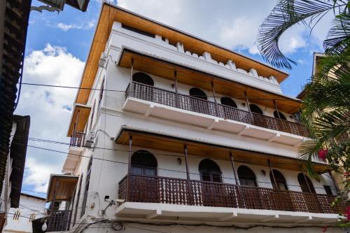 NgamboAurelia Zanzibar的街道上带阳台的建筑