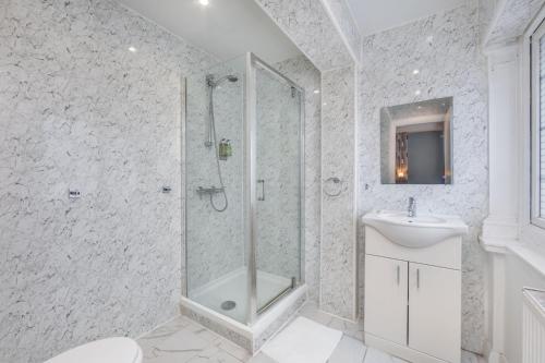 伦敦King Solomon Hotel- Golders Green的带淋浴、卫生间和盥洗盆的浴室