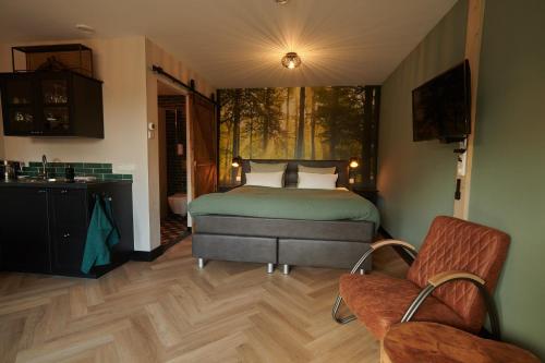 埃尔默洛B&B 't Speulderbos的卧室配有床、椅子和窗户。