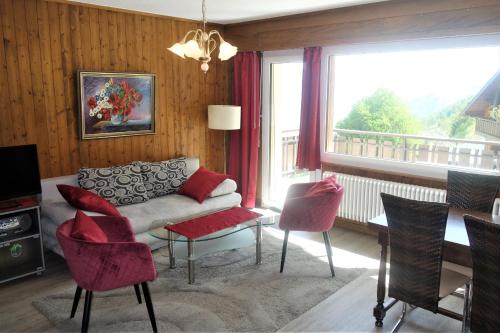 韦松纳Magrappé MOUNTAIN & CENTER apartments的带沙发和椅子的客厅以及窗户。