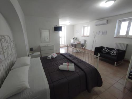莫托拉La Torlia - Bed & Breakfast的一间卧室设有一张床和一间客厅。