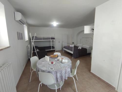莫托拉La Torlia - Bed & Breakfast的一间带桌椅的用餐室和一间卧室