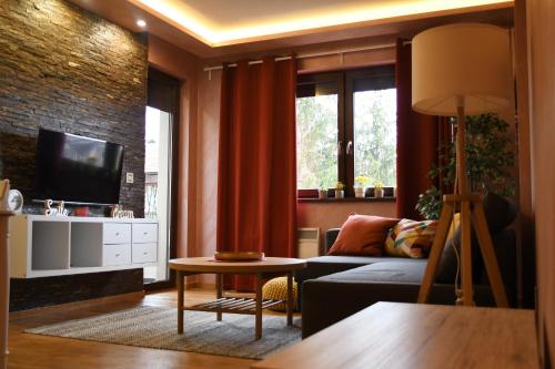 兹拉蒂博尔Apartman Dream的带沙发和电视的客厅
