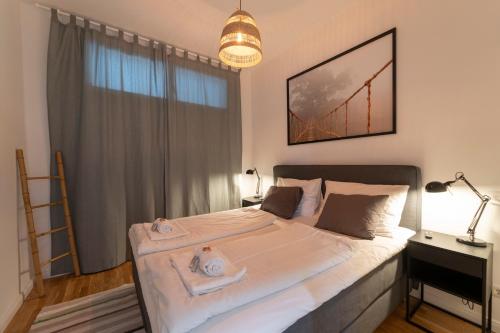 维也纳Dietrich Apartment I levestate的一间卧室配有一张大床和两条毛巾