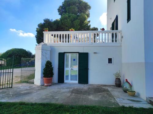 莫托拉La Torlia - Bed & Breakfast的带阳台和门的白色房屋
