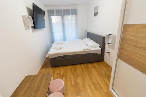 维罗维蒂察Gajeva Rooms - Stockholm apartment SELF CHECK-IN的一间小卧室,配有一张床和一张桌子