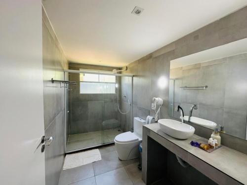费尔南多 - 迪诺罗尼亚西姆帕提娅小岛旅馆的浴室配有卫生间、盥洗盆和淋浴。
