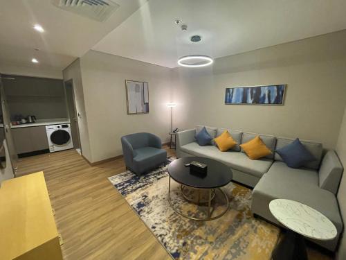 阿可贺巴BN Residence的客厅配有沙发和桌子