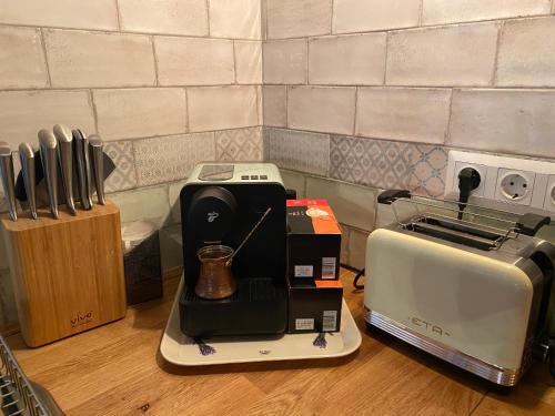NagytevelKiskovász Pajta & Inn的厨房柜台配有咖啡机和烤面包机