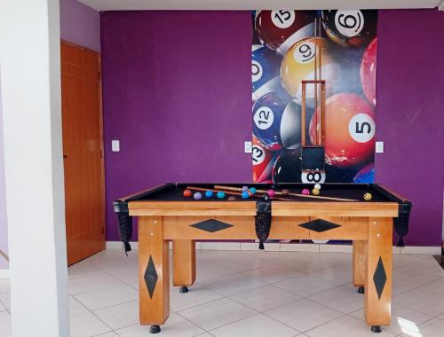 瓜拉派瑞Casa de temporada Guarapari Casa Dule的一张台球桌,放在一个有一堆球的房间