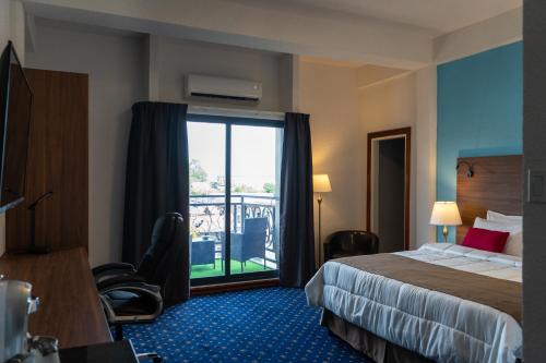 帕拉马里博Royal Breeze Paramaribo的酒店客房设有一张床和一个阳台。