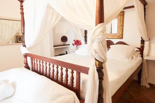 古斯塔维亚Viewstar的卧室设有两张床和一张天蓬床