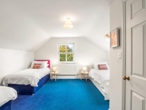 克利夫登Sycamore Cottage的客房设有两张床和窗户。