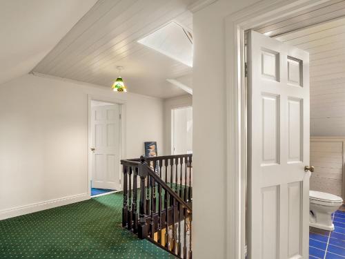 克利夫登Sycamore Cottage的一间带楼梯和卫生间的浴室