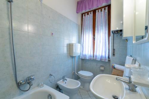 苏比亚诺Casa di Flo'的一间带卫生间和水槽的浴室