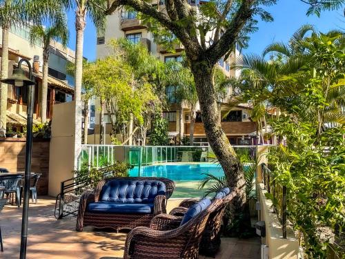 弗洛里亚诺波利斯普萨达松豪梅乌酒店的一个带游泳池和棕榈树的度假村
