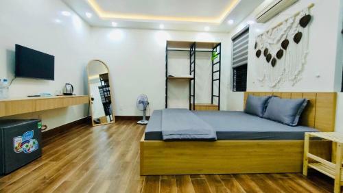 海防Hương Cảng Homestay的一间卧室配有一张床和一台电视