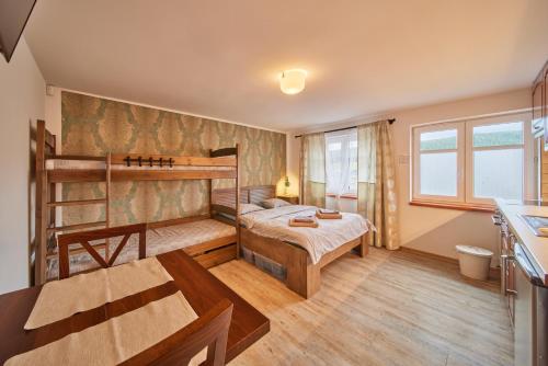霍尔马拉帕Apartment Eskadra的一间卧室设有两张双层床和一张桌子