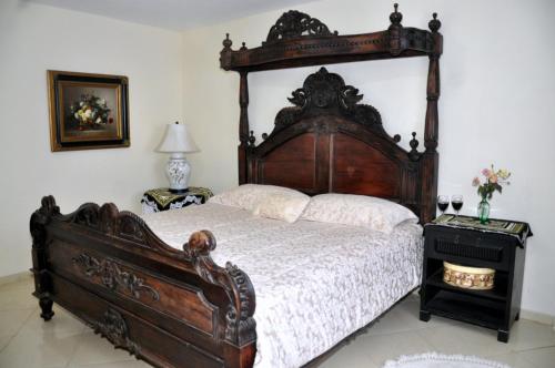 里约达欧特拉斯ANGEL'S SEA Pousada的一间卧室配有一张大木床。