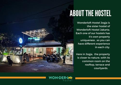 日惹Wonderloft Hostel Jogja的夜间酒店广告,摩托车停在外面