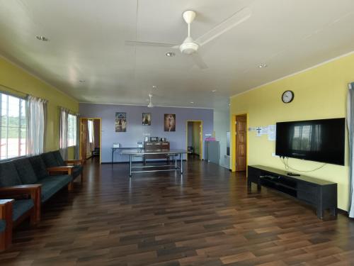 拉瑙THE CLOUD KINABALU- HOUSE的带沙发和平面电视的客厅