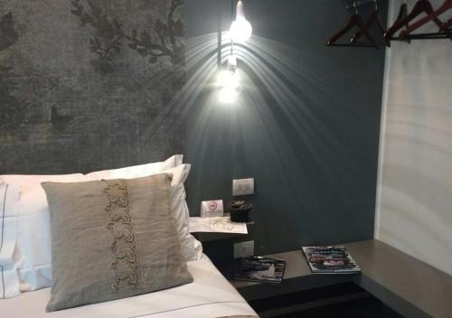 摩德纳维托里奥威尼托25号旅馆的卧室配有一张挂在墙上的灯光床。