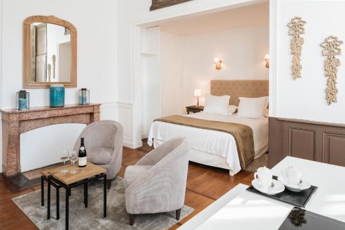 博讷拉梅森德斯科提尼斯酒店的酒店客房配有一张床铺和一张桌子。