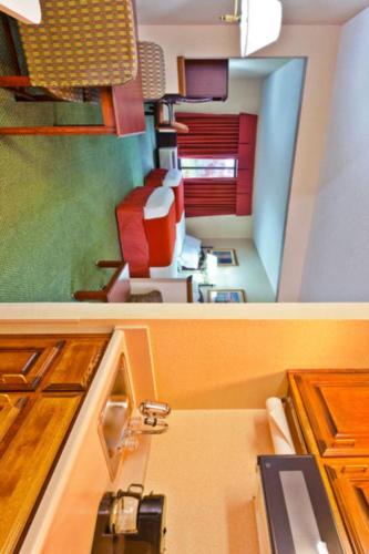 帕迪尤卡帕迪尤卡奥本套房酒店 的带水槽和柜台的厨房的两张照片