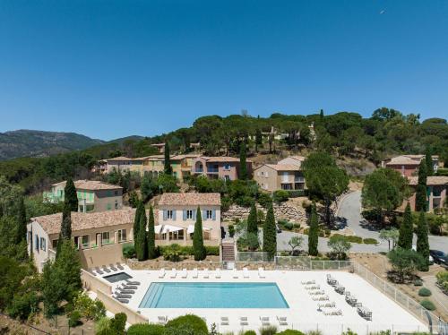 格里莫Garden & City Les Bastides de Grimaud的享有带游泳池的别墅的空中景致