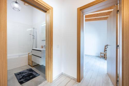 西尔韦斯Porta 27的浴室设有通往淋浴的玻璃门