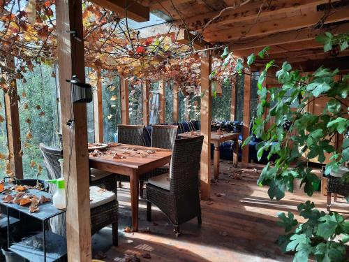 蒂罗尔州圣约翰Bauernhaus im Permakultur-Garten的一间设有桌椅和树木的餐厅