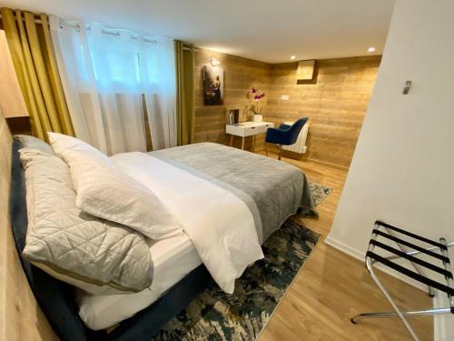 瑟堡Appartament Bel Air的卧室配有1张床、1张桌子和1把椅子