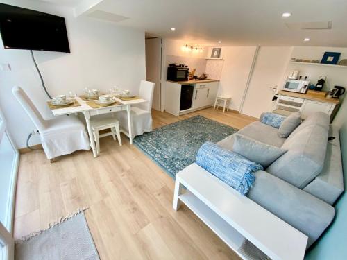 瑟堡Appartament Bel Air的客厅配有沙发和桌子