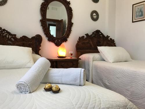 滨海罗克塔斯Casa Pedro的一间卧室配有两张床和镜子