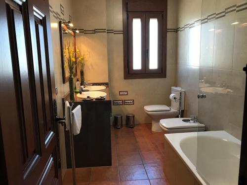 滨海罗克塔斯Casa Pedro的一间带水槽、浴缸和卫生间的浴室