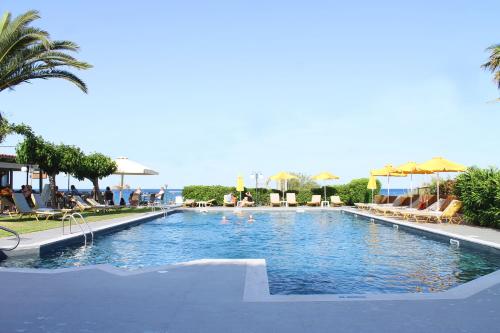 斯卡拉帕斯帕丽斯酒店的一个带椅子和遮阳伞的大型游泳池
