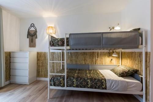 马德里Santo - Coworking - Coliving - Madrid的宿舍间内1间带双层床的卧室