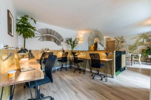 马德里Santo - Coworking - Coliving - Madrid的客房设有木桌、椅子和柜台。