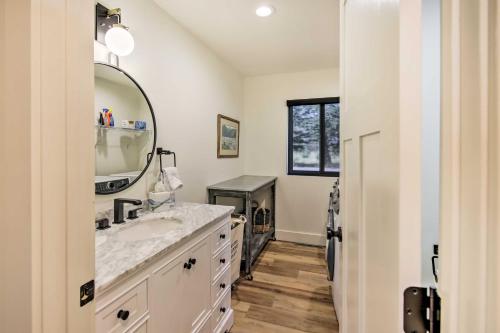 米苏拉Renovated Riverfront Missoula Home with Deck!的一间带水槽和镜子的浴室