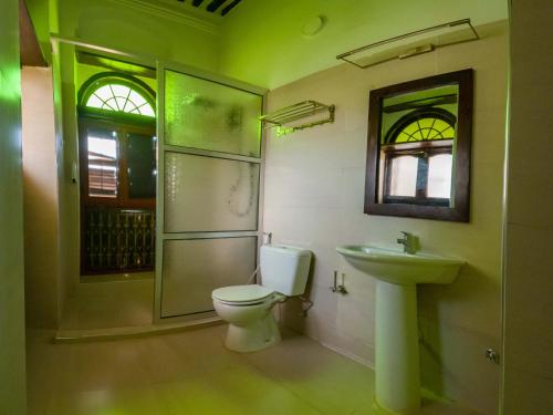 NgamboAurelia Zanzibar的一间带卫生间和水槽的浴室