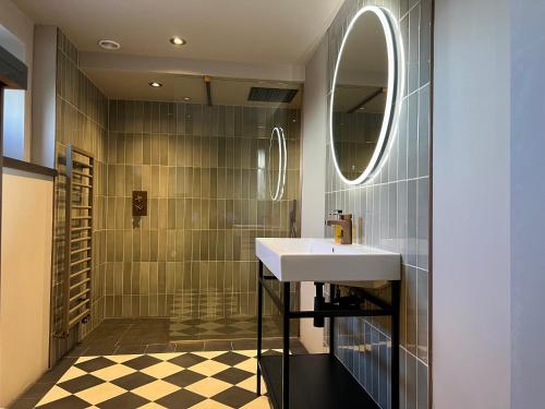 Wigglesworth北斗星酒店的一间带水槽和镜子的浴室