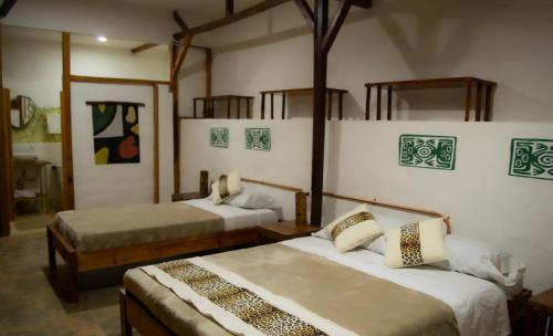 麦德林Refugio del Jaguar的一间客房内配有两张床的房间