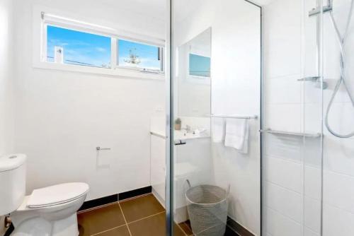Seaford2Bdrm Beachside Town House with Ocean Views的白色的浴室设有卫生间和淋浴。